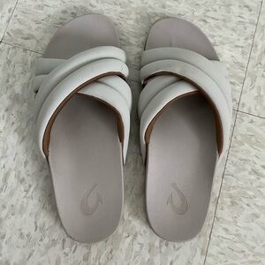 Olukai Hila lightly worn. size 8. Cloudy.